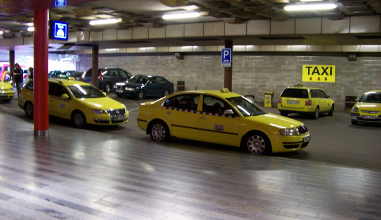 Bezdomovci se chtěli svézt taxíkem, ale nesouhlasili s cenou. Následkem byla strkanice s taxikářem