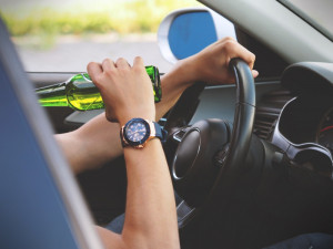 Jednadvacetiletý řidič usedl za volant opilý a se zákazem řízení