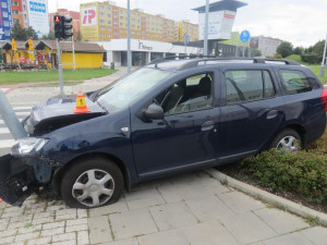 Řidič boural se svým autem do semaforu na Velkomoravské. Byl opilý