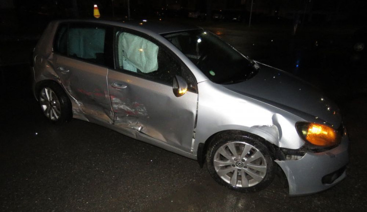 Devatenáctiletý řidič ignoroval dopravní značku, nedal přednost autu a zavinil tak nehodu