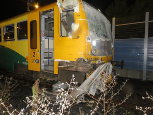 V brzkých ranních hodinách se v Olomouci srazil vlak s náklaďákem, devět lidí zraněno