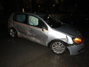 Devatenáctiletý řidič ignoroval dopravní značku, nedal přednost autu a zavinil tak nehodu