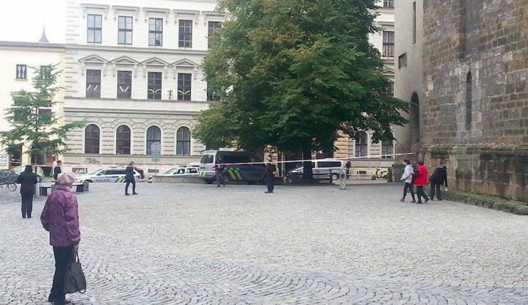 AKTUALIZOVÁNO: Psovod v budově Komenia žádnou bombu nenašel