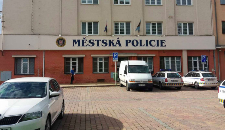 Dva muži se porvali přímo před služebnou městské policie, strážníci je museli zpacifikovat