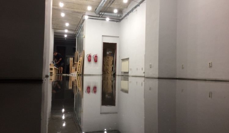 Nová podlaha v Divadle na cucky na Dolním náměstí