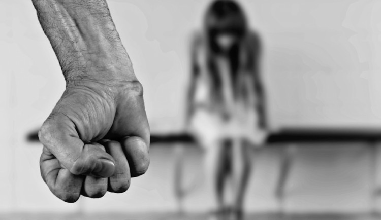 Olomoucký soud poslal na dvacet let do vězení pedofila, který zneužil tři děti. Dívku se snažil uškrtit