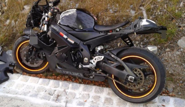 Motorkář narazil do svodidel a na místě zahynul