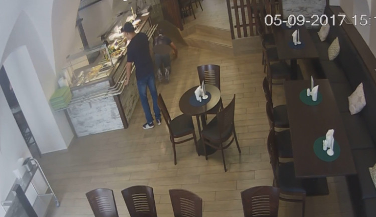 VIDEO: Zatímco jeden muž zabavil obsluhu v restauraci, druhý ukradl peníze. Zachytila je kamera