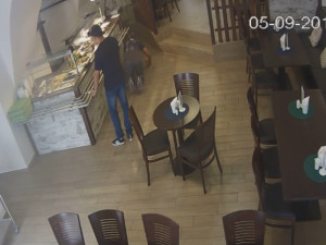 VIDEO: Zatímco jeden muž zabavil obsluhu v restauraci, druhý ukradl peníze. Zachytila je kamera
