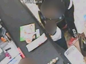 VIDEO: Muž ukradl ženě u pokladny odloženou kabelku. Nepoznáváte ho?