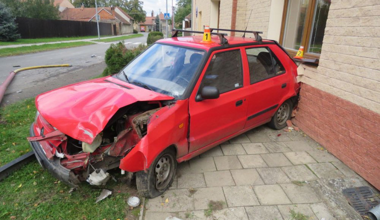 Řidič kvůli mikrospánku naboural do školy