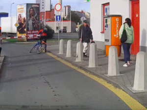 VIDEO: Cyklistka u Kauflandu přehlédla spouštějící se závoru, ta ji vyhodila ze sedla