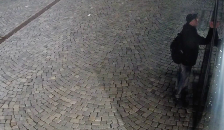 VIDEO: Muž popsal vulgárními nápisy venkovní stěny Galerie Moritz. Policie po něm nyní pátrá