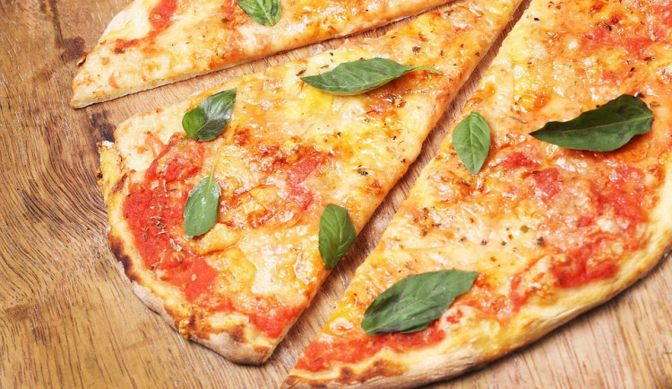 Muž pozdravil u hladového okna s pizzou příchozího "čest práci", ten mu dal čelíčko a odešel