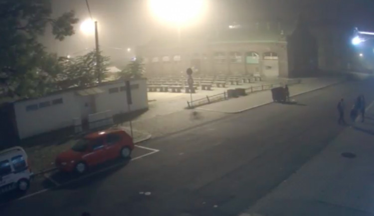 VIDEO: Mladík v Kateřinské převrátil kontejner. Chtěl prý ztížit práci popelářům