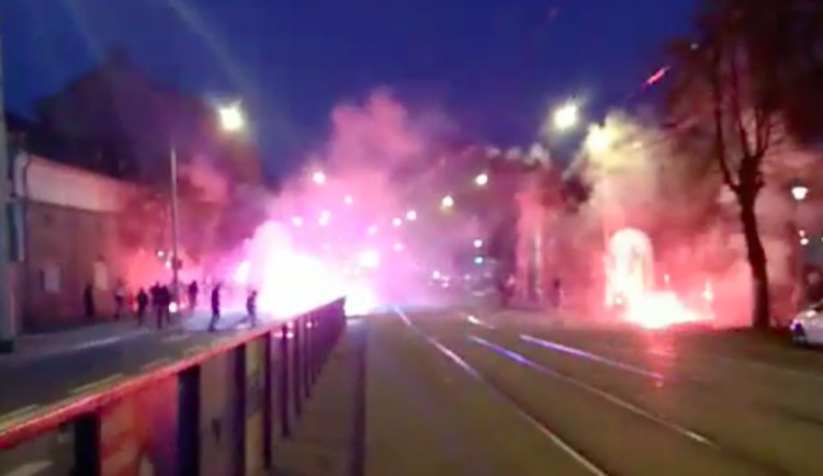 Fotbaloví fans zřejmě nepřijeli jen na fotbal. Takhle to vypadalo u Terezské brány