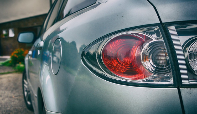 Zloděj na benzínce na Pražské kompletně vykradl auto. Řidič ho nechal na pár minut odemčené