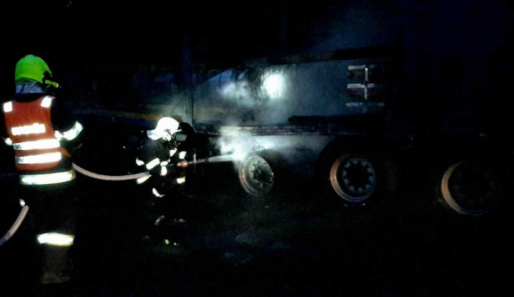 Na D35 ve směru od Mohelnice na Olomouc začal hořet kamion. Průjezdný je pouze jeden pruh