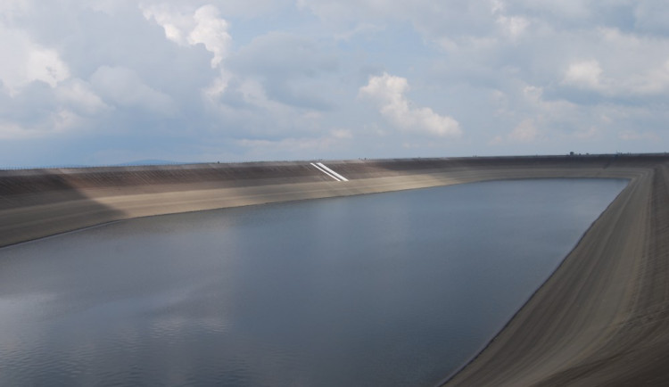 Dlouhé stráně jsou po havárii opět v provozu. Jeřáb zůstává i nadále pod hladinou