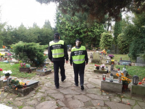 O dušičkách bude veřejné hřbitovy a jejich okolí kontrolovat zvýšený počet strážníků