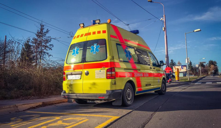 Auto srazilo chodce, který přecházel mimo přechod. Muž je v bezvědomí a v kritickém stavu