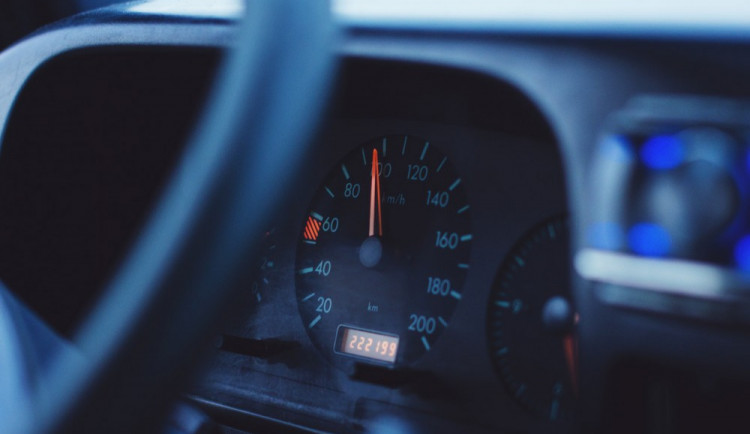 Řidič usedl za volant zdrogovaný a se dvěma zákazy řízení