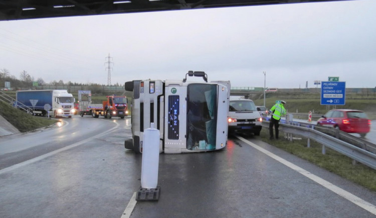 Řidič kamionu nezvládl nájezd na dálnici a auto převrátil na bok