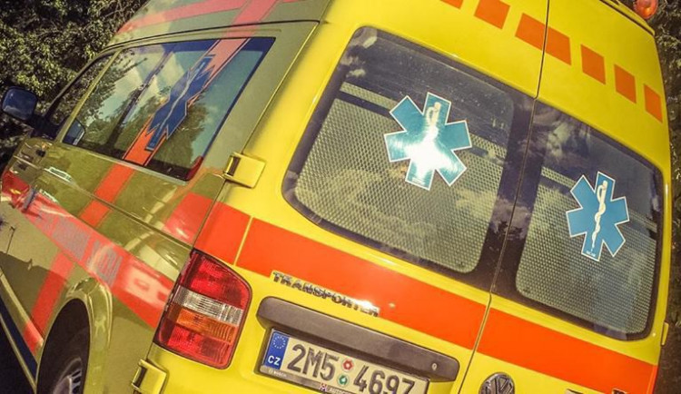 Dvanáctiletá dívka náhle vběhla před auto. Po srážce skončila v nemocnici