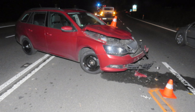 Muž se otáčel s autem do protisměru na čtyřproudové silnici a naboural do auta v levém pruhu