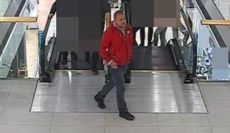 VIDEO: Muž se pokusil v Šantovce ukrást žiletky za 18 tisíc. Chtěl je pronést přes prázdnou pokladnu