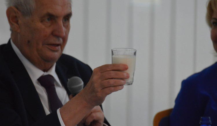 FOTOGALERIE: Prezident Zeman navštívil Babišovu Olmu. Symbolicky si připil mlékem