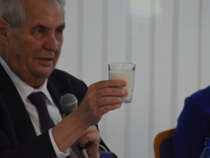 FOTOGALERIE: Prezident Zeman navštívil Babišovu Olmu. Symbolicky si připil mlékem