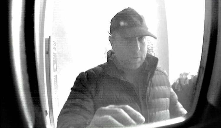 Poznáváte muže na fotografii? Dejte vědět policii