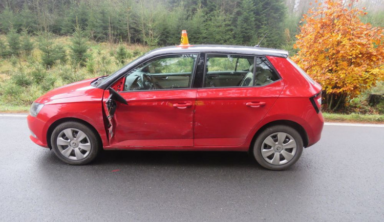 FOTO: Auta, jedoucí po úzké silnici, se střetla bokem. Při nehodě se dva lidé zranili