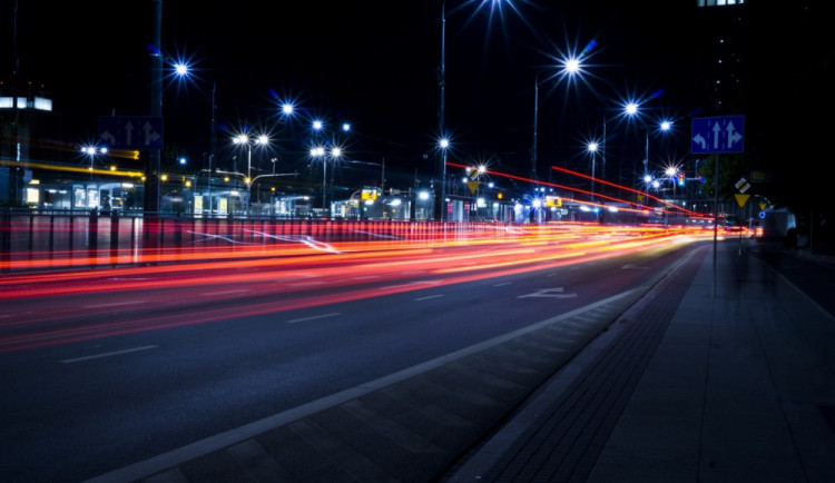 Opilý chodec přecházel dálnici. Zavadilo o něj auto a jen se štěstím vyvázl bez zranění