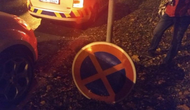 Muž chtěl v noci na značku přimontovat "Zákaz zastavení". Nelíbilo se mu parkování aut v ulici