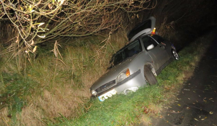 Řidička usedla za volant s 2,5 promile. S autem, ve kterém vezla dvě malé děti, skončila v příkopu