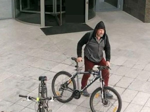 Muž ukradl ze stojanu u BEA centra kolo, jeho počínání zachytila kamera