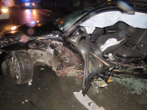 Devatenáctiletá řidička a dvacetiletý řidič se v noci střetli na křižovatce. Oba se při nehodě zranili