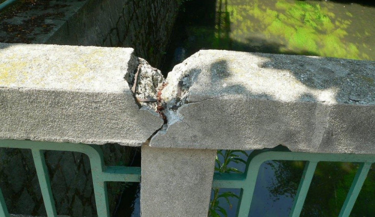 Most přes Mlýnskou stoku v českobudějovické Krajinské ulici dostane nové zábradlí