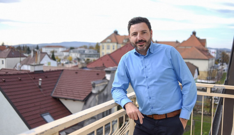 Rozšíření placených parkovacích zón v Českých Budějovicích zvedlo cenu míst ke stání i garáží