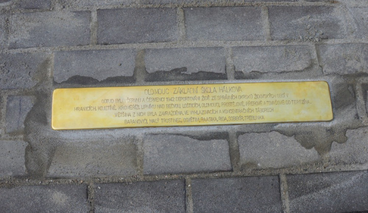 Kámen Zmizelých před Základní školou Hálkova