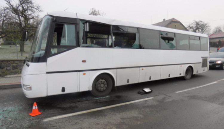 Traktor s cisternou narazil do autobusu. Při nárazu se zranila osmapadesátiletá cestující