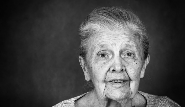 FOTO: Charitativní kalendář s fotkami olomouckých pacientů pomůže geriatrickému oddělení FNOL