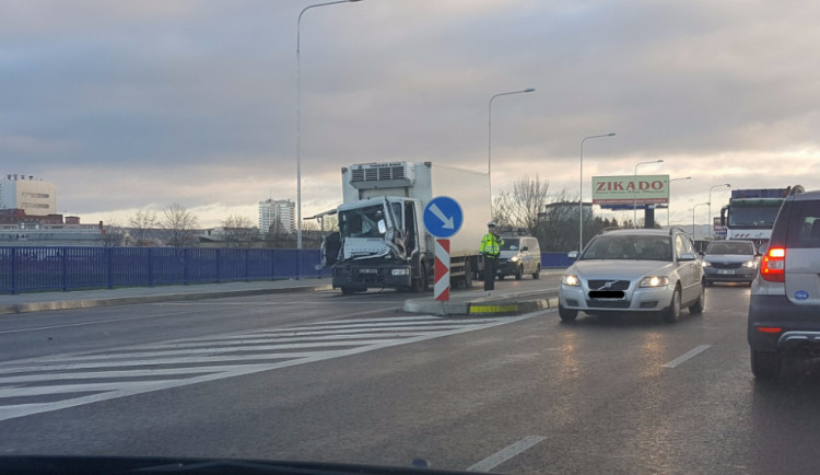 Na ulici Velkomoravská do sebe narazila dvě nákladní vozidla. Silnice je opět průjezdná