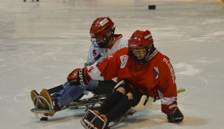REPORTÁŽ: Zatrénovali jsme si se sledge hokejisty, pro které budeme prodávat 25. listopadu punč