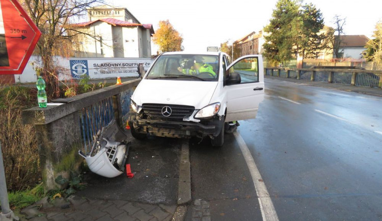 Jednadvacetiletý řidič dodávky dostal smyk na náledí a naboural do zábradlí mostu