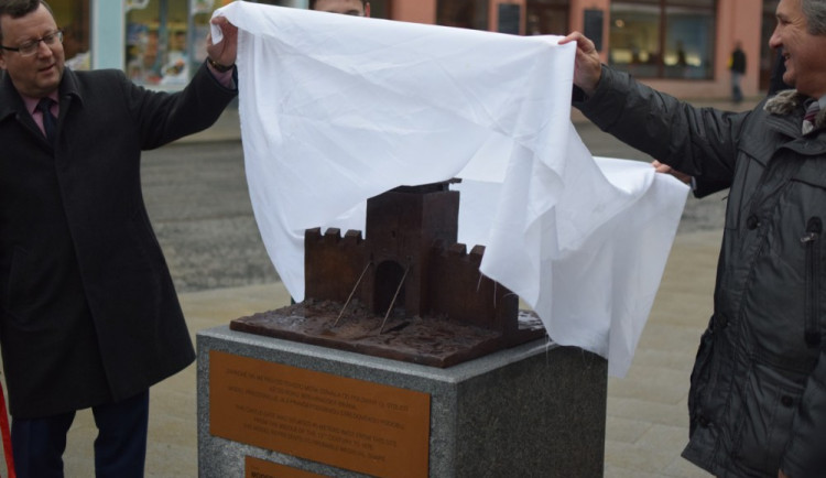 FOTO: Třída 1. máje je otevřena. Pozůstatky Hradské brány bude přípomínat bronzový model