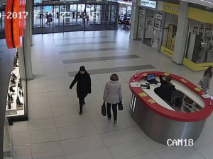 Žena okradla zákaznici v supermarketu. Ukradla ji celou kabelku, škoda je více jak 25 tisíc korun
