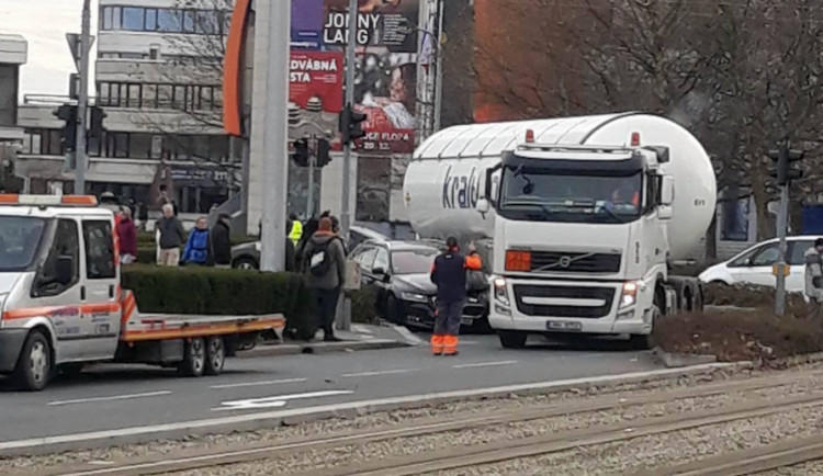 Na Jeremenkově ulici došlo k nehodě cisterny a osobního auta. Dopravu řídí policisté